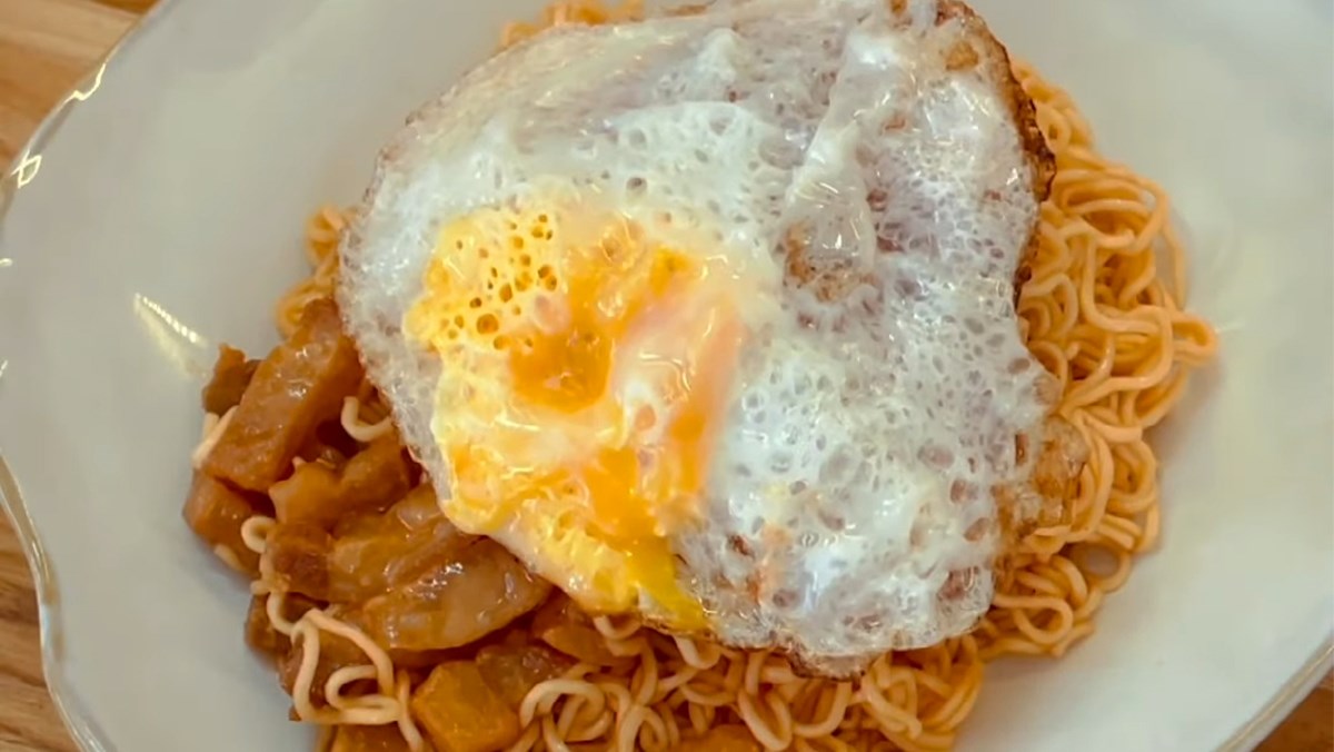 Cách làm mì trộn tương ớt siêu cay, thơm ngon tại nhà