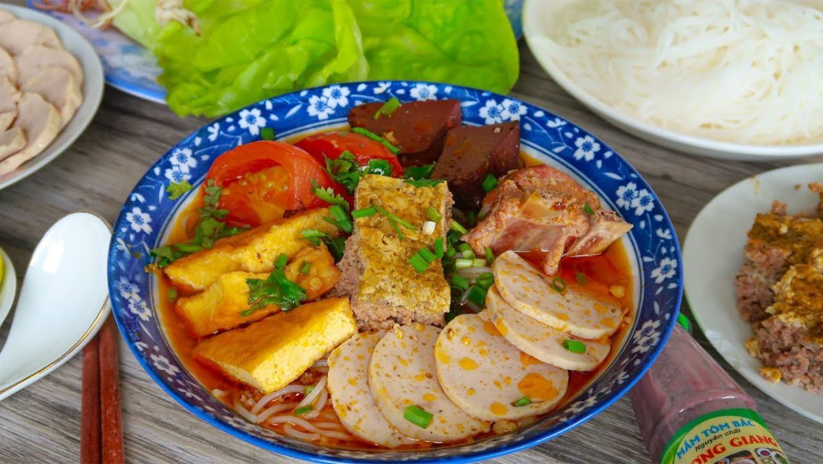 Cách nấu bún riêu miền Nam đậm đà chuẩn vị