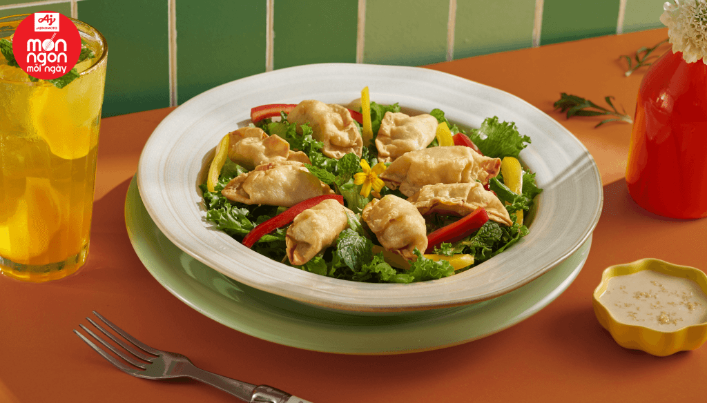 Cách làm bánh Gyoza vàng giòn kèm salad và xốt sữa chua thơm ngon