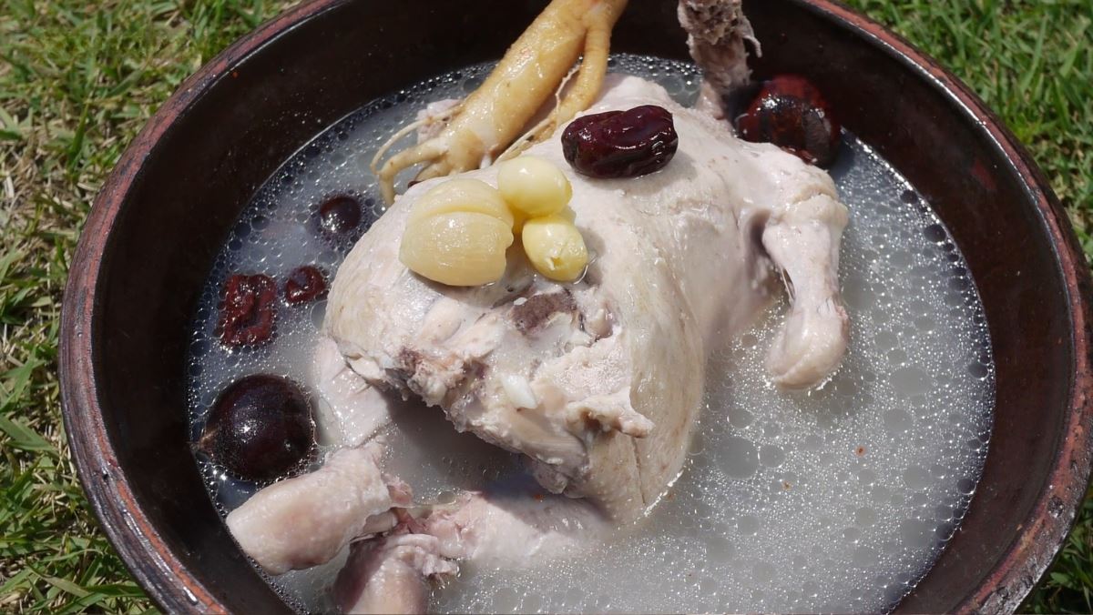Cách Làm Gà Hầm Sâm Hàn Quốc Chuẩn Vị Tại Nhà: Bí Quyết Tẩm Bổ Cả Gia Đình