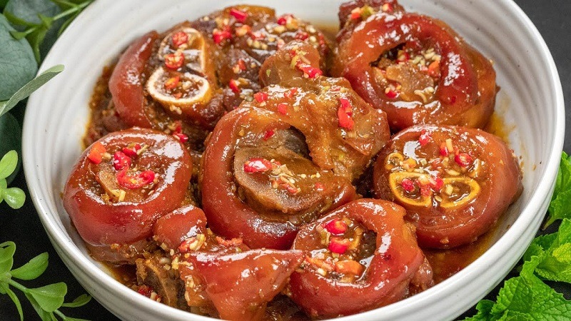 Cách làm giò heo kho sả ớt ngon chuẩn vị