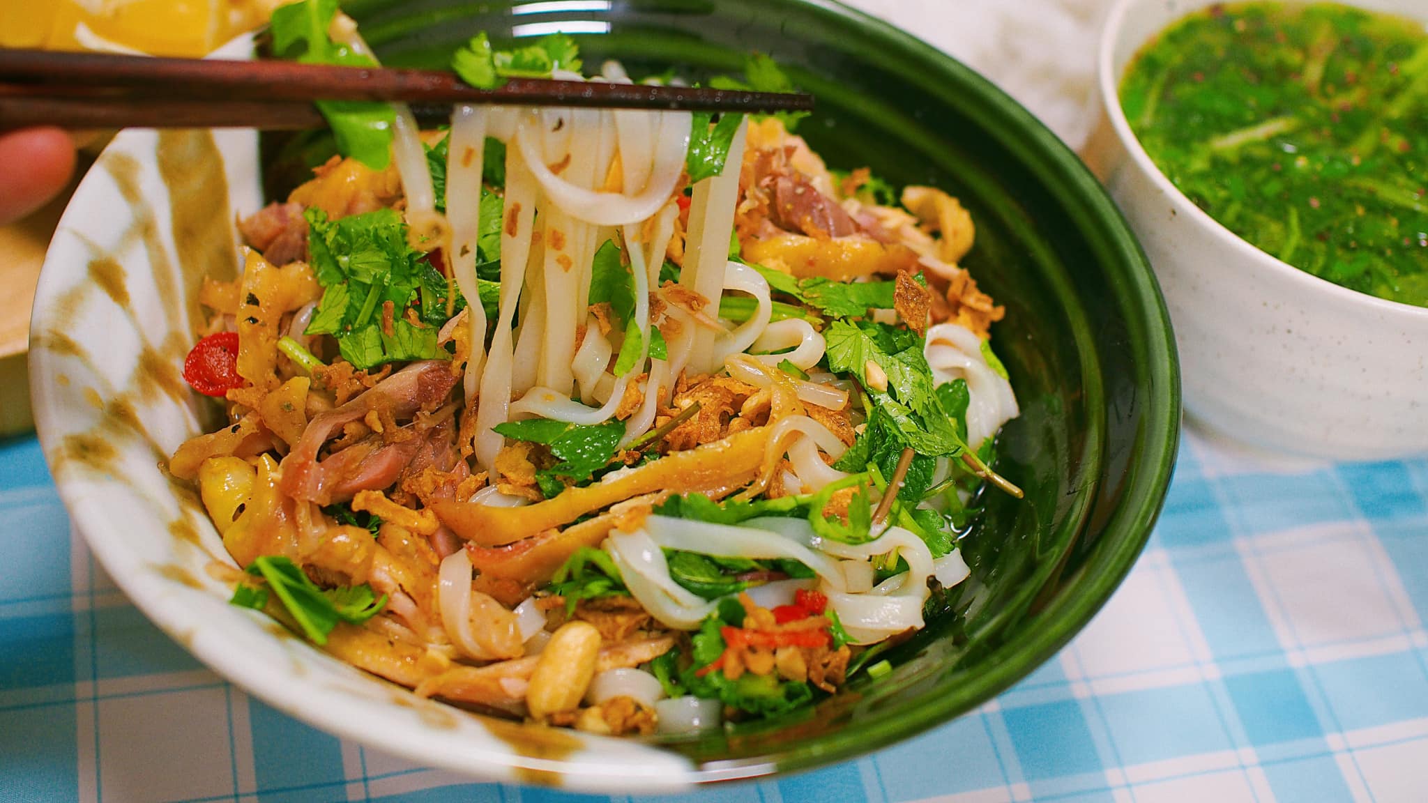 Cách làm phở gà trộn thơm ngon cho bữa trưa