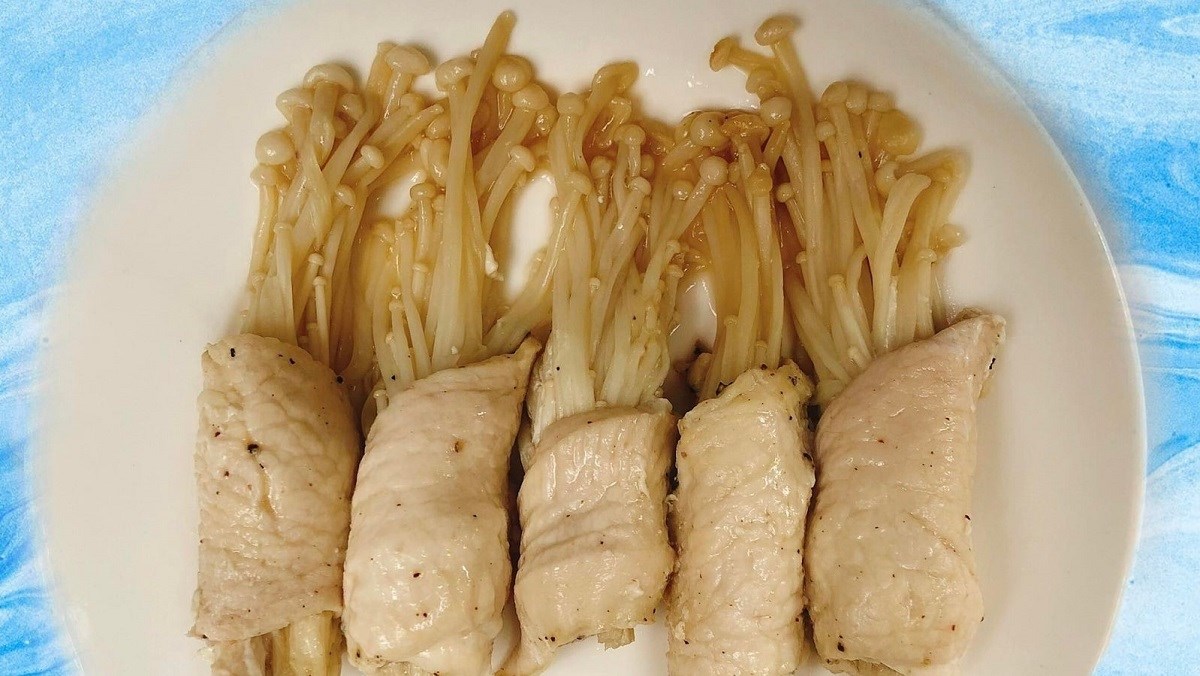Cách làm ức gà cuộn nấm kim châm chiên áp chảo: Món ngon "Eat Clean" hấp dẫn