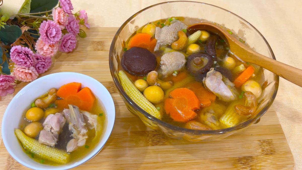 Cách nấu gà hầm nấm đông cô bắp non: nước trong ngọt, thịt mềm