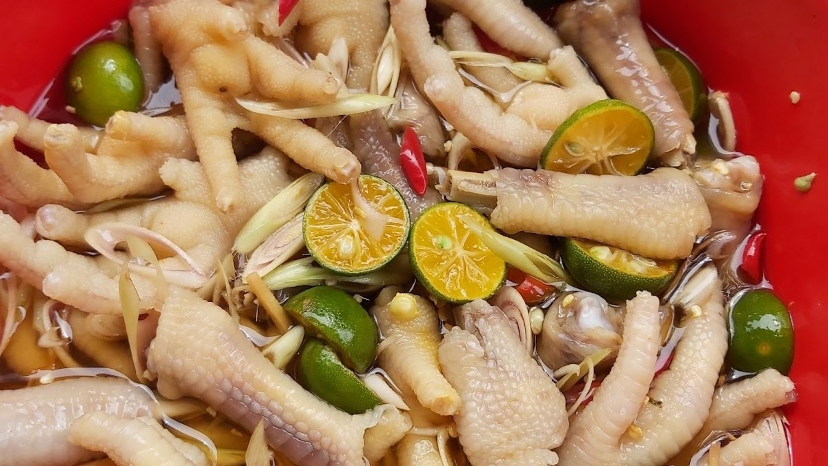 Chân gà ngâm sả tắc giòn sần sật, thơm ngon khó cưỡng: Bí quyết làm tại nhà!