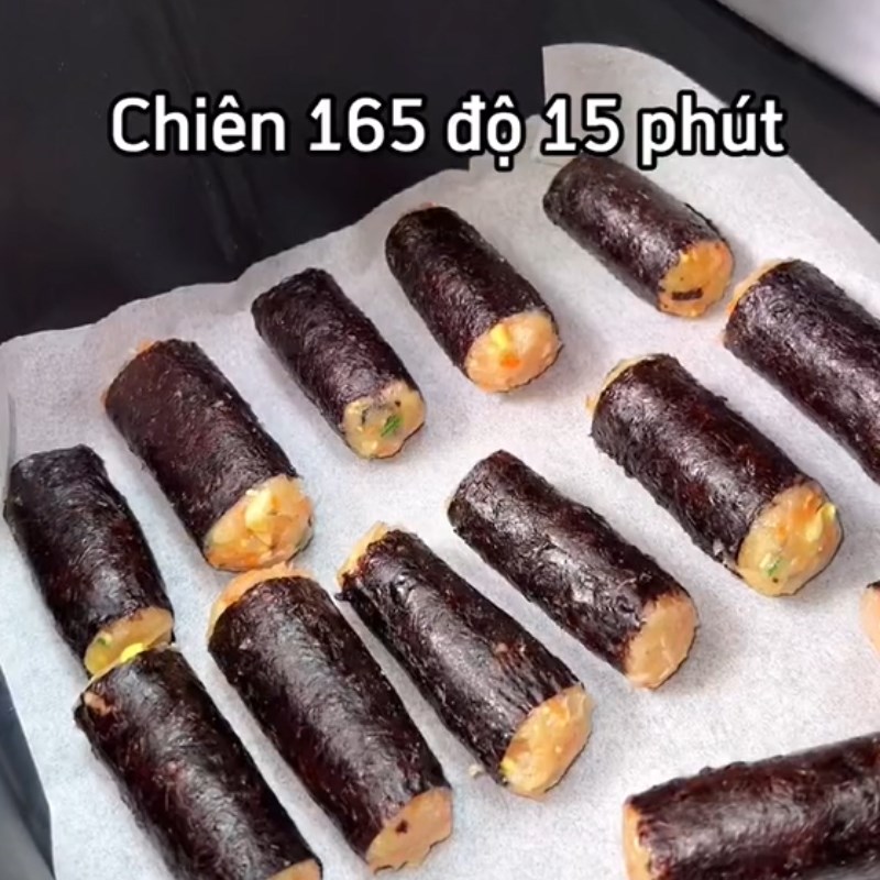 Chiên gà cuộn rong biển trong nồi chiên không dầu
