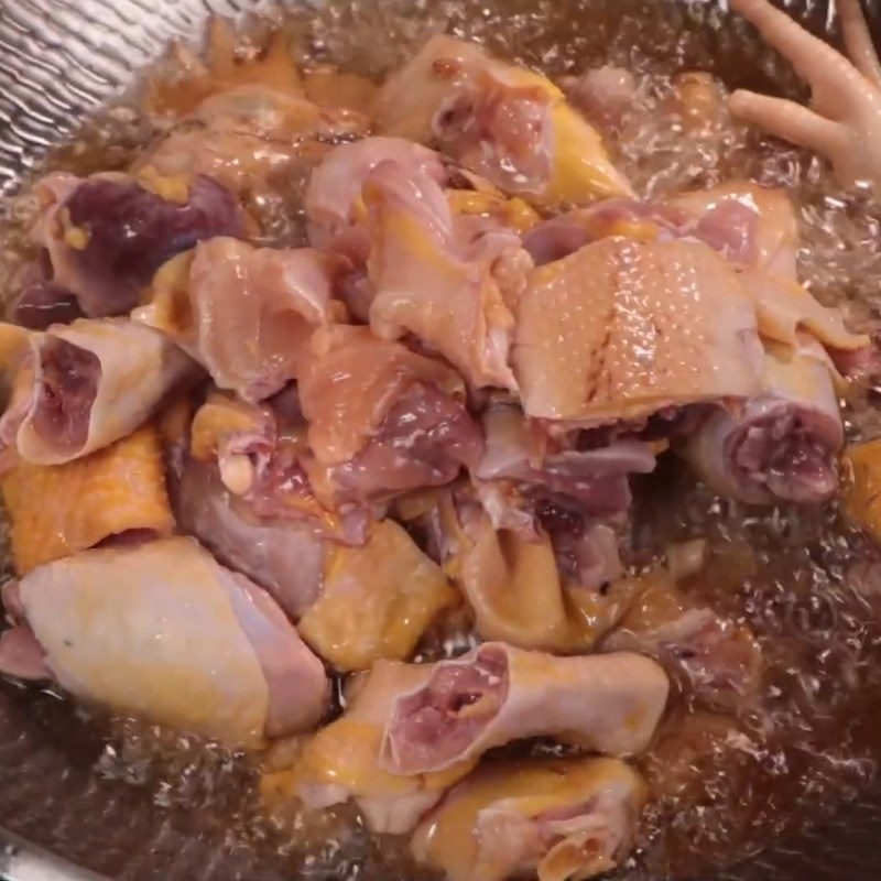Bước 3 Chiên gà vàng giòn Thịt gà rang mắm