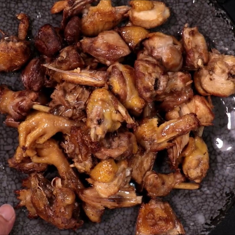 Bước 3 Chiên gà vàng giòn Thịt gà rang mắm