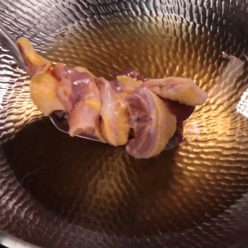 Bước 3 Chiên gà vàng giòn Thịt gà rang mắm