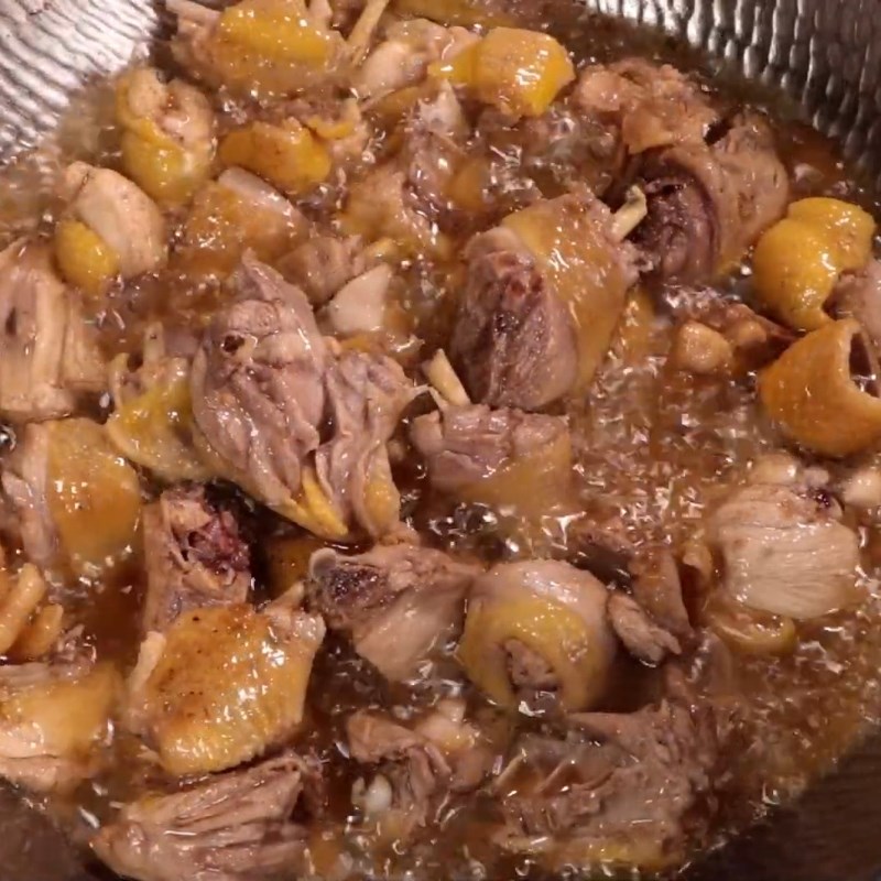 Bước 3 Chiên gà vàng giòn Thịt gà rang mắm