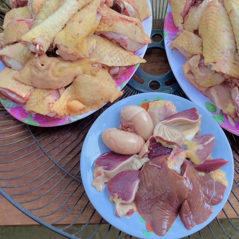 Chuẩn bị gà và gia vị lẩu