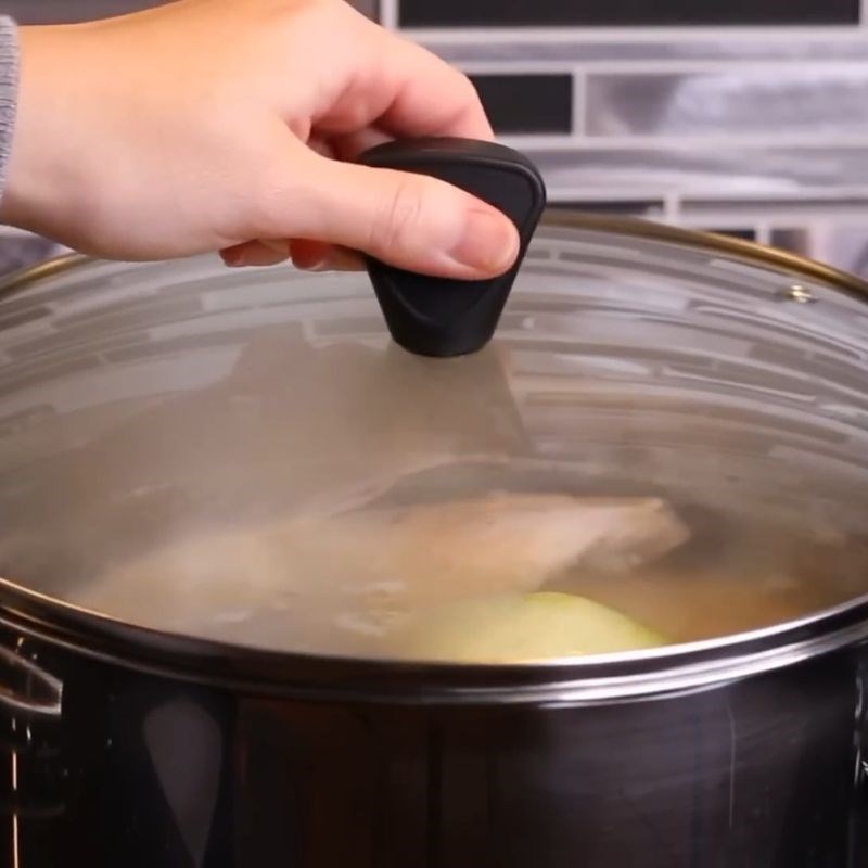 Chuẩn bị nước lèo phở gà trộn