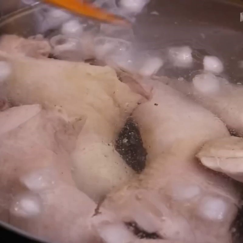 Chuẩn bị nước lèo phở gà trộn