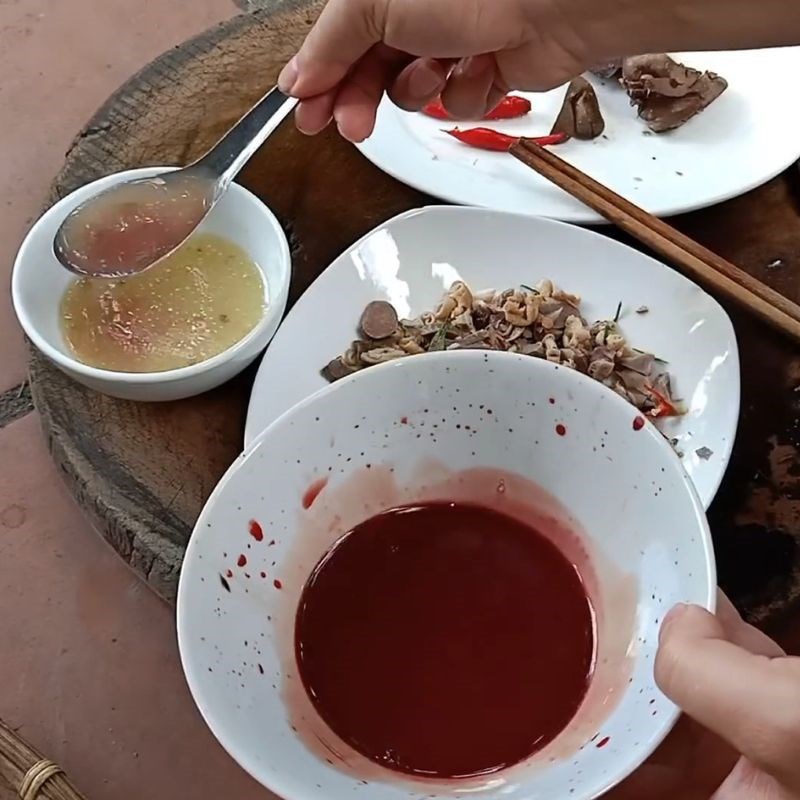 Đánh tiết canh gà đông đặc Tiết canh gà