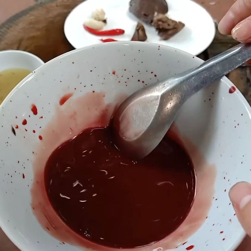 Đánh tiết canh gà đông đặc Tiết canh gà