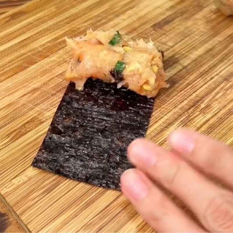 Đặt nhân gà lên lá rong biển