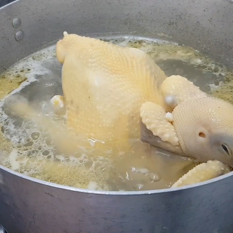 Cho măng vào hầm cùng gà