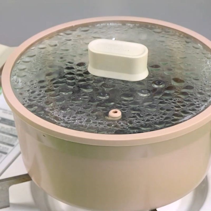 Nước hầm gà ác đậu đen sánh lại