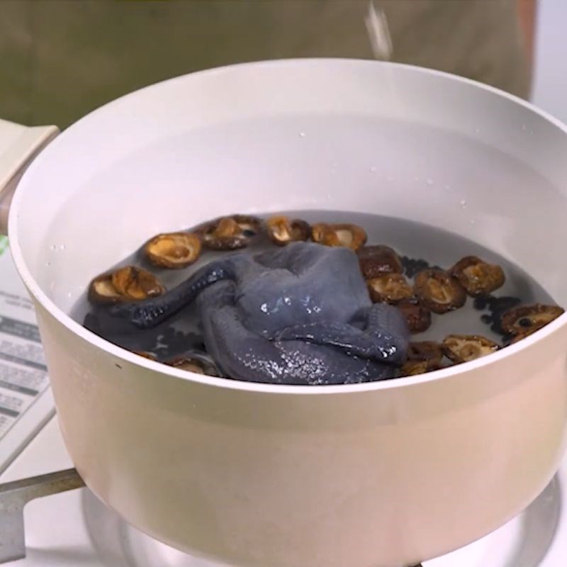 Hầm gà ác đậu đen trong nồi