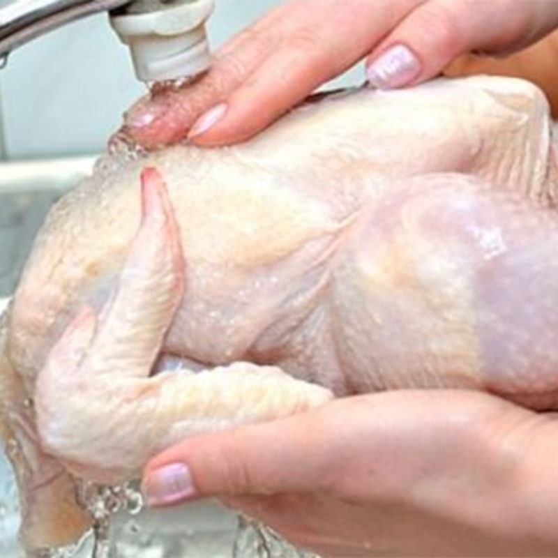 Sơ chế gà nguyên con và chuẩn bị gia vị