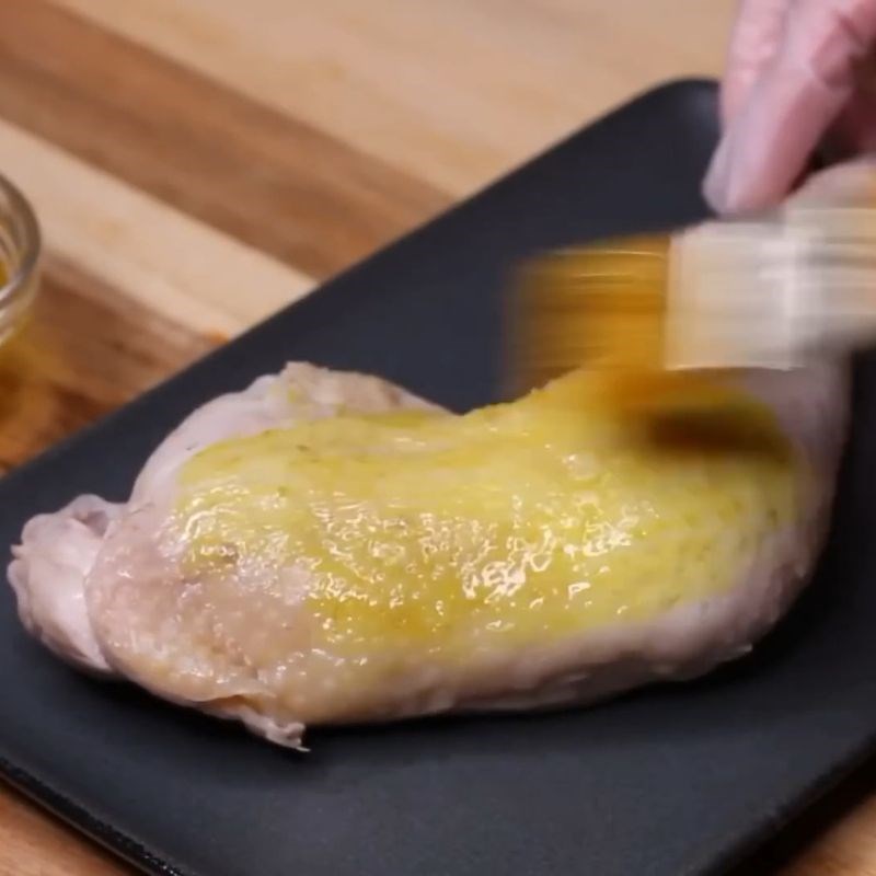 Hoàn thiện thịt gà và nguyên liệu ăn kèm