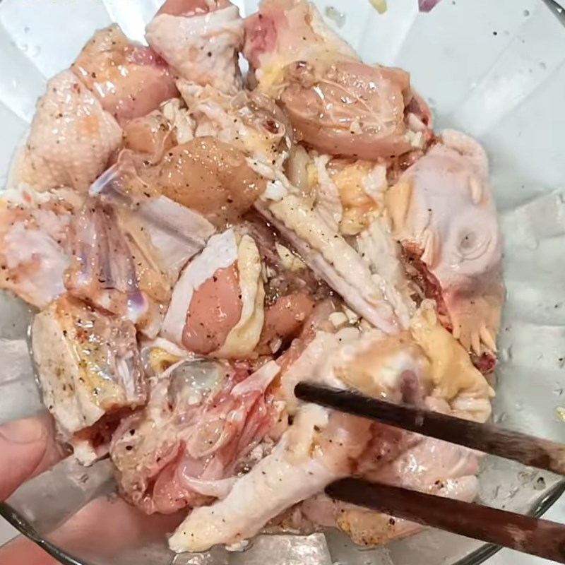 Bước 2 Khử mùi và ướp thịt gà Canh gà rau củ