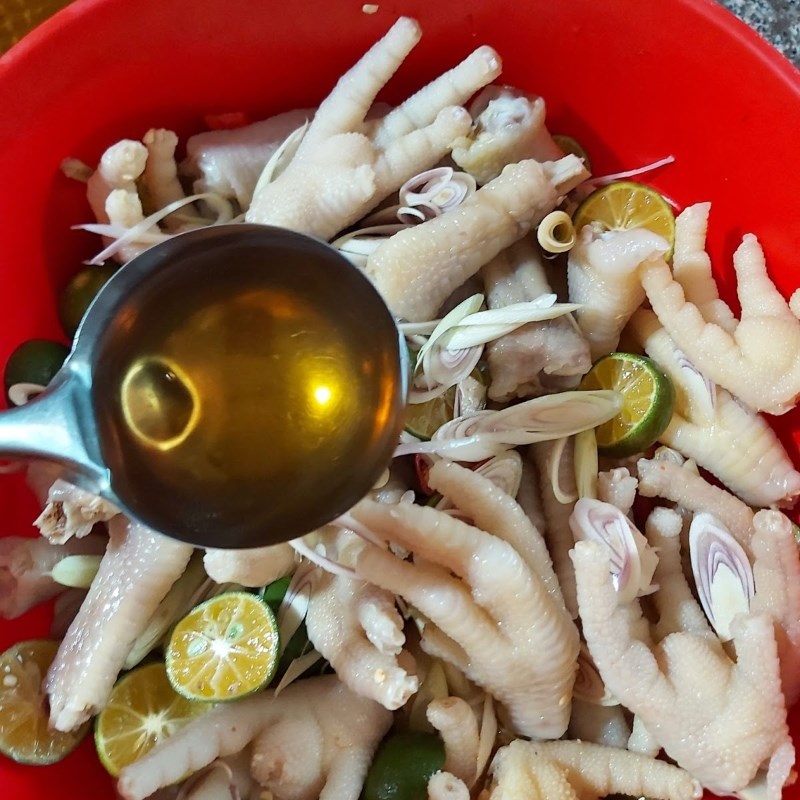 Bước 5 Làm chân gà ngâm sả tắc Chân gà ngâm sả tắc