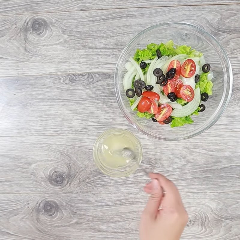 Bước 4 Làm sốt trộn Salad gà nướng xà lách cà chua