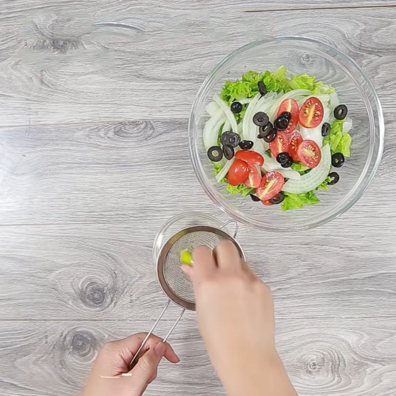 Bước 4 Làm sốt trộn Salad gà nướng xà lách cà chua
