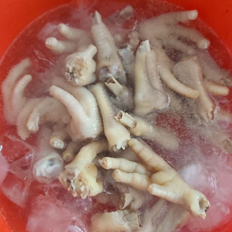 Bước 3 Luộc chân gà Chân gà ngâm sả tắc