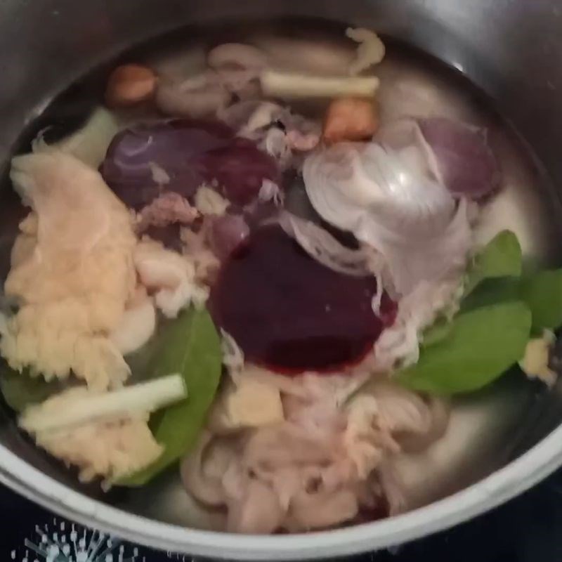 Luộc lòng gà làm nhân tiết canh Tiết canh gà