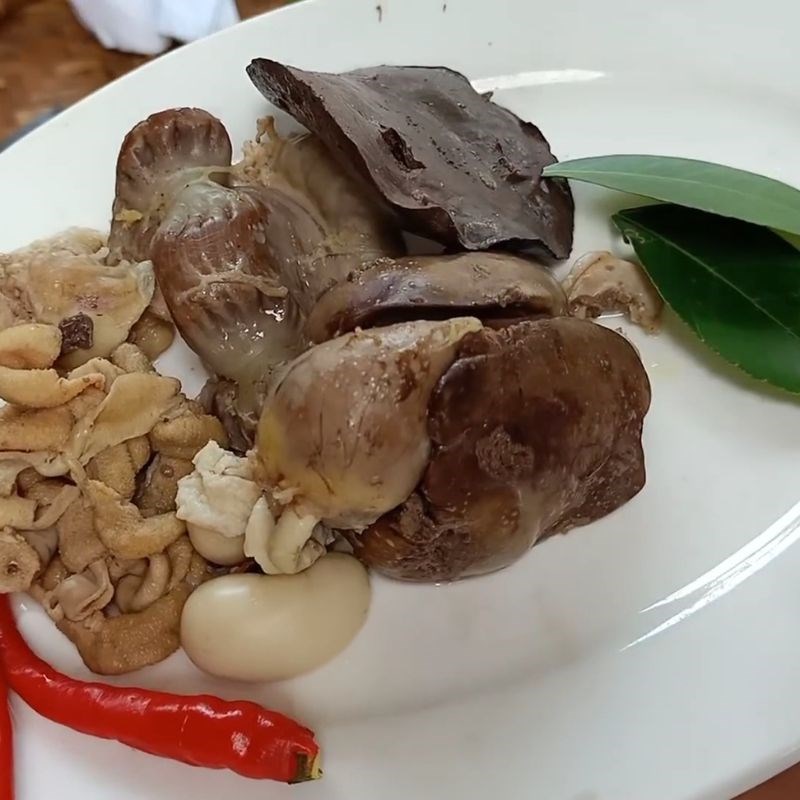 Luộc lòng gà làm nhân tiết canh Tiết canh gà