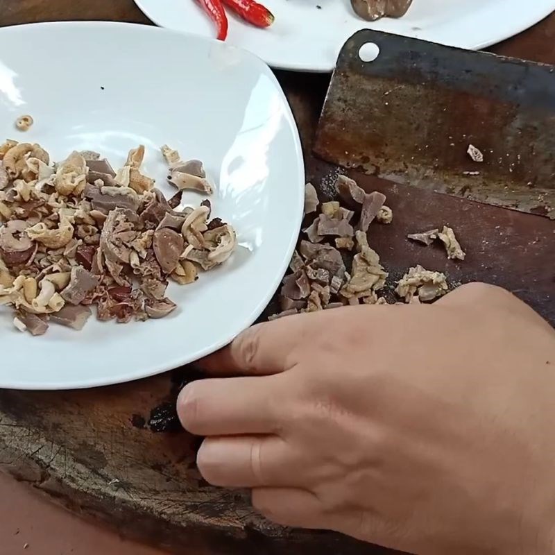 Luộc lòng gà làm nhân tiết canh Tiết canh gà