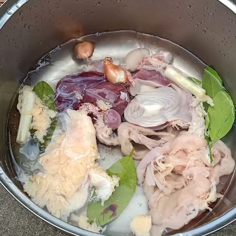 Luộc lòng gà làm nhân tiết canh Tiết canh gà