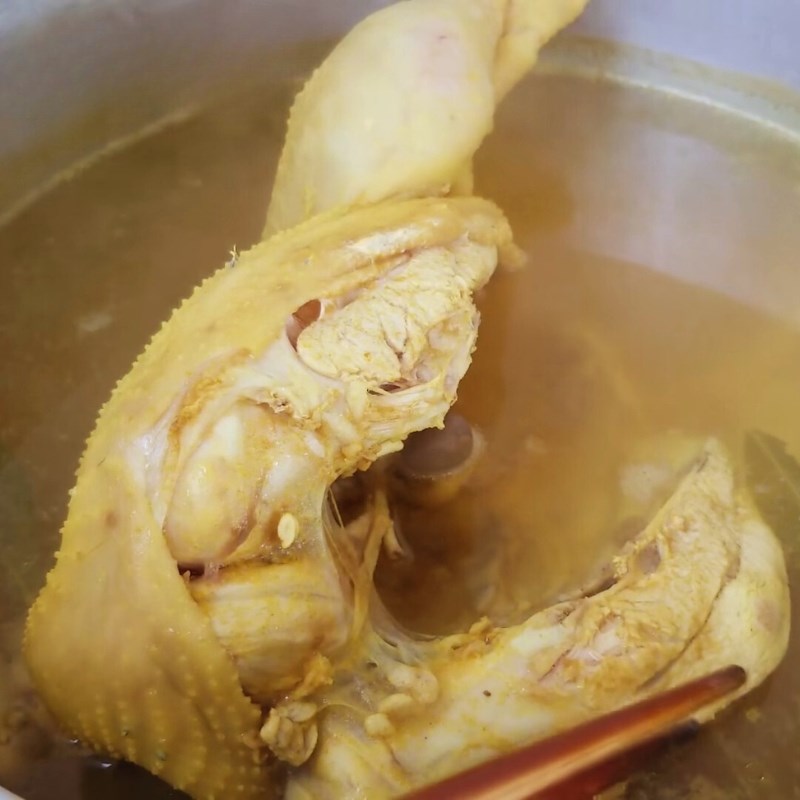 Luộc và ủ gà cúng chín đều