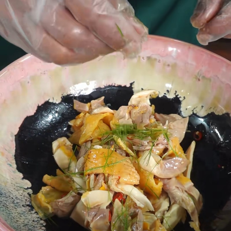 Bước 3 Luộc và xé phay thịt gà Nộm gà hoa chuối