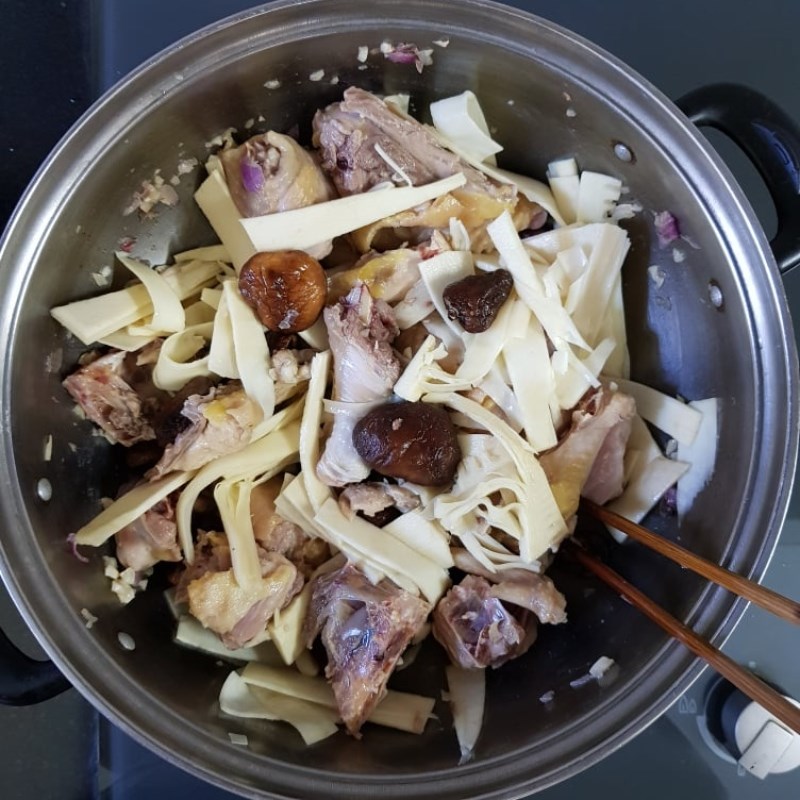 Nấu nước lẩu