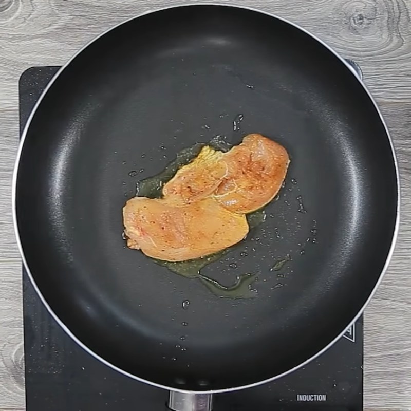 Bước 2 Nướng ức gà Salad gà nướng xà lách cà chua