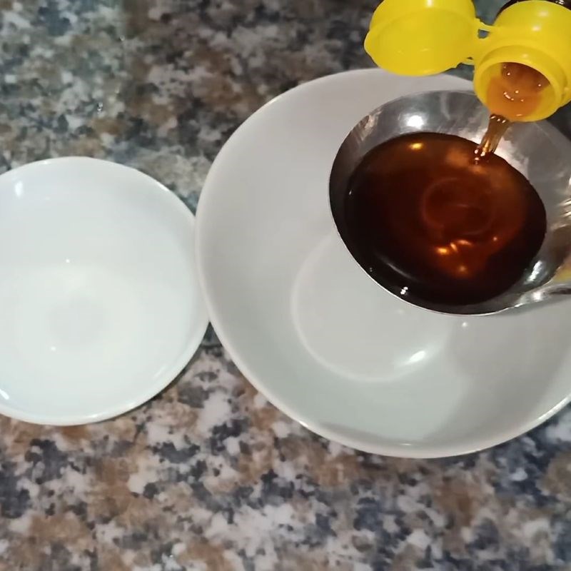 Pha nước hãm tiết canh gà bằng nước mắm Tiết canh gà