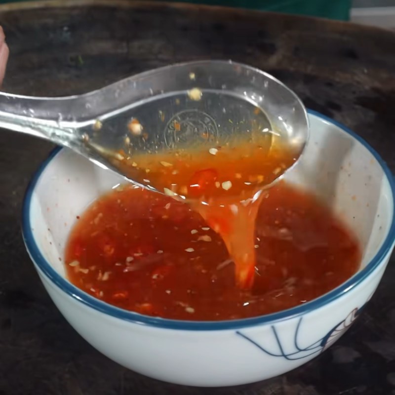 Bước 2 Pha nước sốt trộn nộm gà xé phay Nộm gà hoa chuối