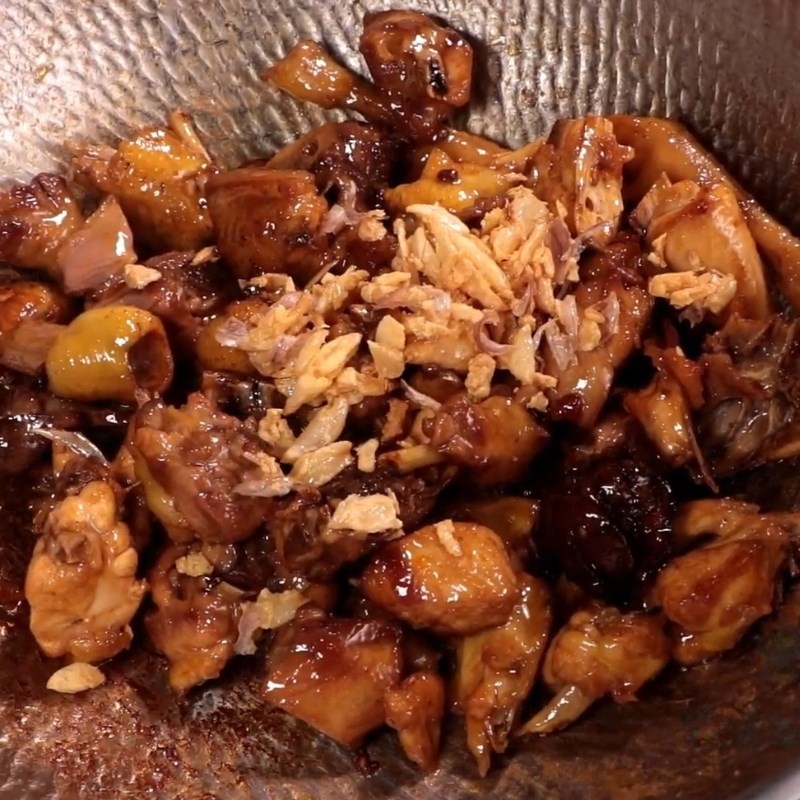 Bước 4 Pha sốt và rang gà Thịt gà rang mắm