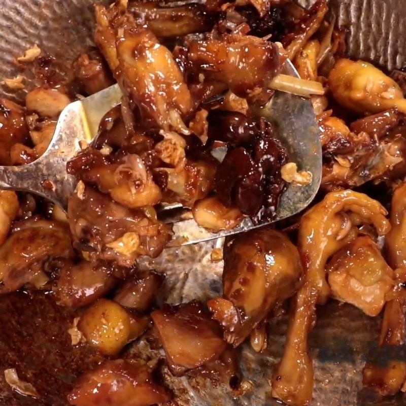 Bước 4 Pha sốt và rang gà Thịt gà rang mắm