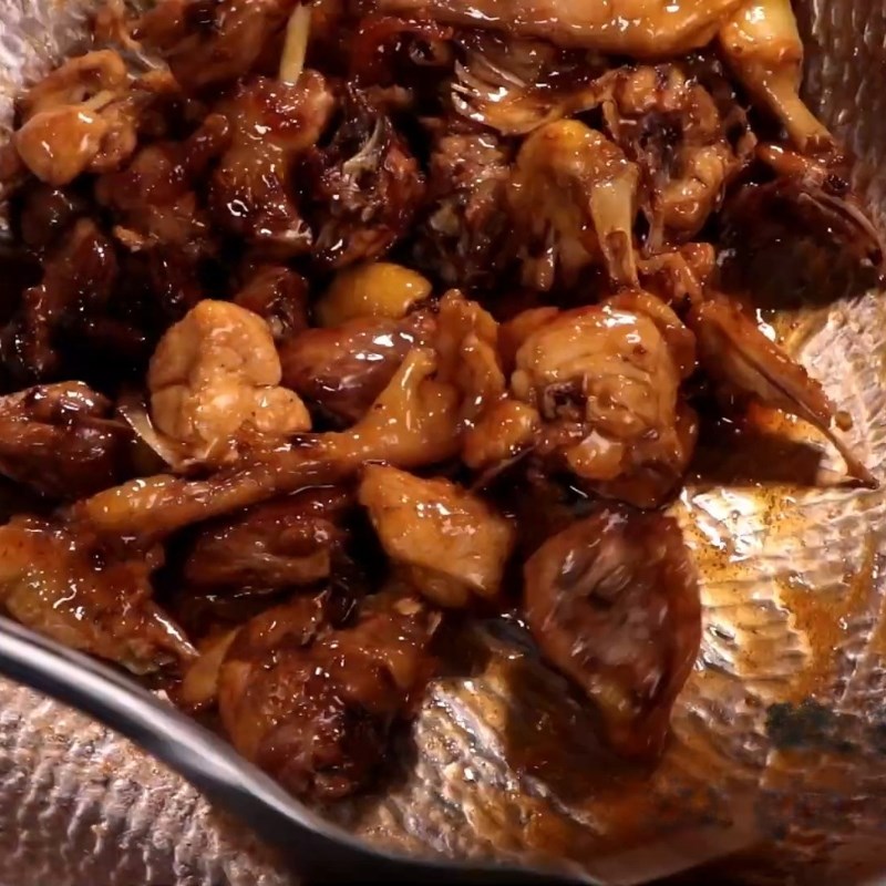 Pha sốt và rang gà