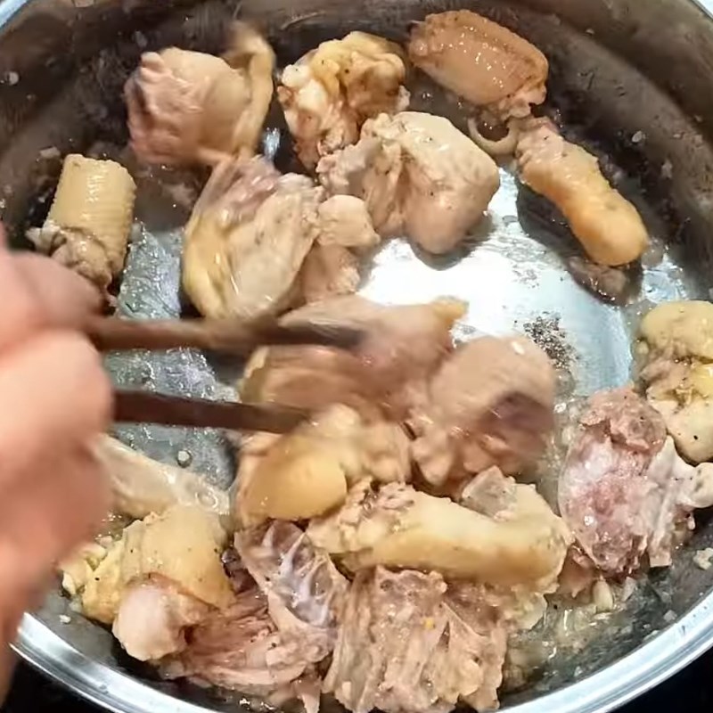 Bước 3 Phi thơm hành tỏi và xào gà Canh gà rau củ