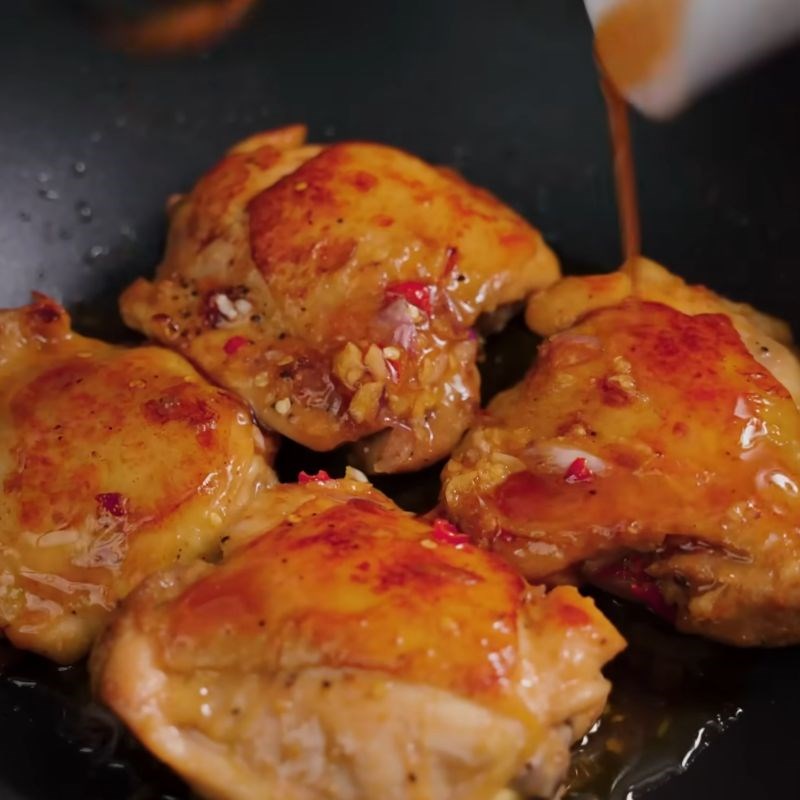 Bước 5 Rim má đùi gà nước mắm má đùi gà chiên