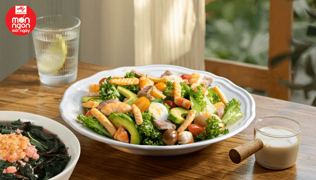 Salad bơ tôm thịt áp chảo tươi giòn thanh mát hấp dẫn