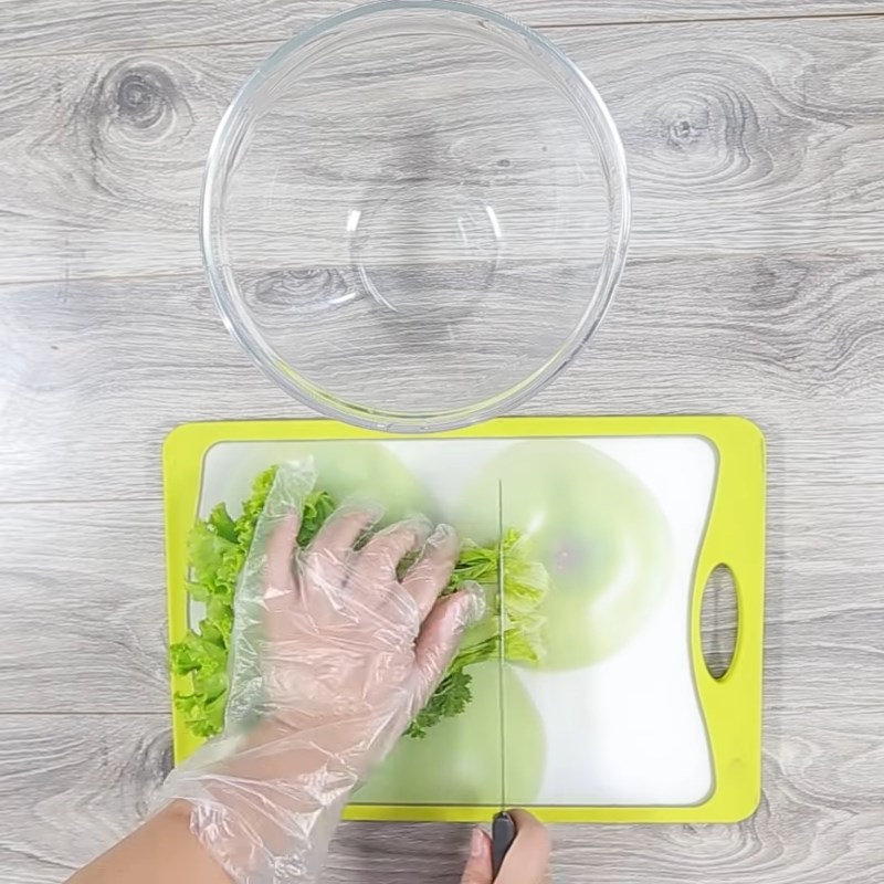 Bước 3 Sơ chế các nguyên liệu khác Salad gà nướng xà lách cà chua