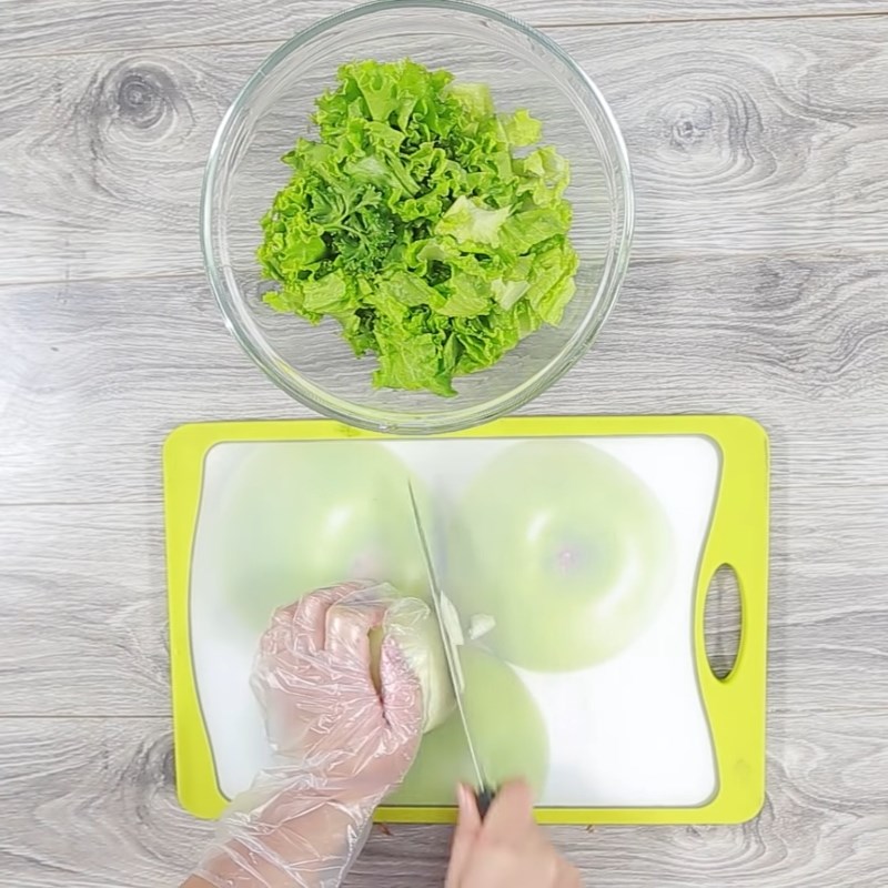Bước 3 Sơ chế các nguyên liệu khác Salad gà nướng xà lách cà chua