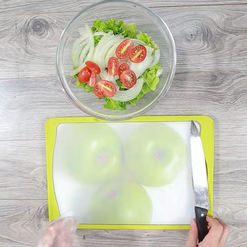 Bước 3 Sơ chế các nguyên liệu khác Salad gà nướng xà lách cà chua