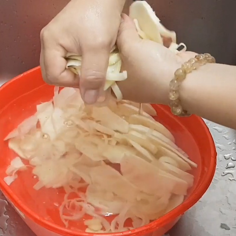 Rửa sạch hành lá